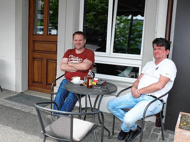 Tobias Stücheli und Dieter Prangenberg treffen sich auf ein Getränk in der Blue American Bar. Konstanz als Einkaufs- und Ausgeh-Ort ...