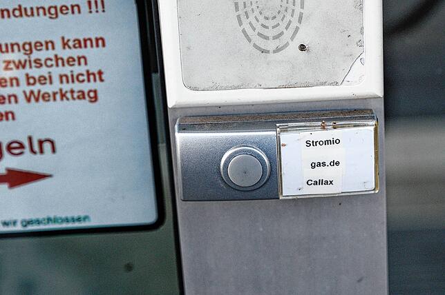 Die Klingel des Stromversorgers Stromio GmbH ist an einem Gebäude in Kaarst zu sehen. Stromio hat Hunderttausenden Kunden den Strom ...