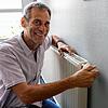 Hans-Joachim Horn, Berater der Energieagentur Konstanz, zeigt es: In der kalten Jahreszeit gilt es, die Temperatur der Heizung richtig ...