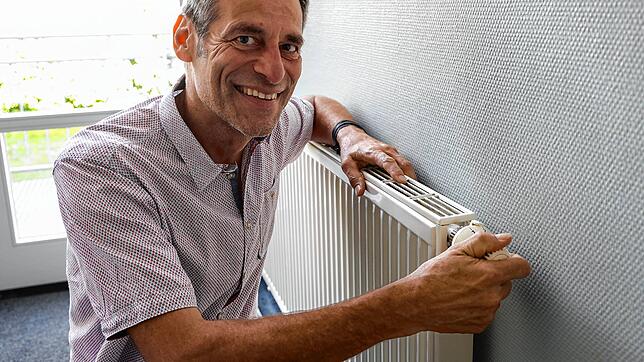 Hans-Joachim Horn, Berater der Energieagentur Konstanz, zeigt es: In der kalten Jahreszeit gilt es, die Temperatur der Heizung richtig ...