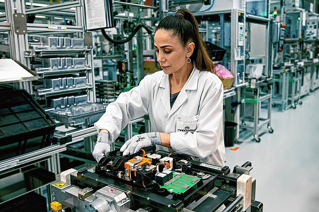 Eine Marquardt-Mitarbeiterin am Stammsitz in Rietheim-Weilheim montiert eine Elektrobauteil. Produktionsjobs wird es in der Region immer ...