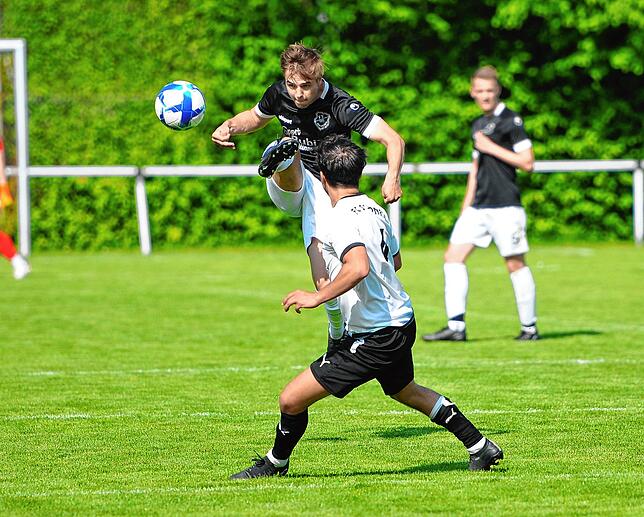 Everybody was Kongfu-Fighting. Hier spitzelt Marbachs Fabio Mauch den Ball mit hohem Bein nach vorn. Der Jacky-Chun-Tritt hatte durch ...