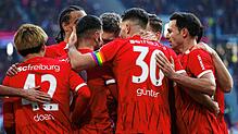 Spieler des SC Freiburg bejubeln ihren Führungstreffer zum 1:0.