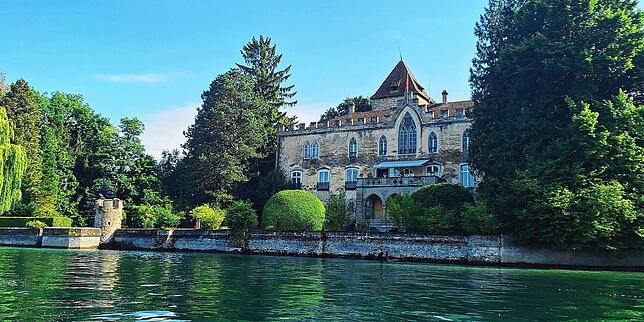 Das Schloss Gottlieben vom Seerhein aus: Diesen Anblick genießen Menschen, die hier auf dem Wasser vorbeischippern oder -paddeln.