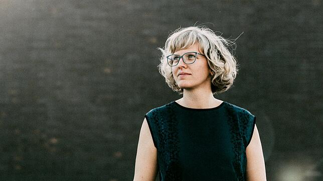 Die Bühne ist ihr kreatives Zuhause: Franziska Schramm ist Poetry Slammerin, Schreibcoach und arbeitet nebenbei für das Improtheater ...