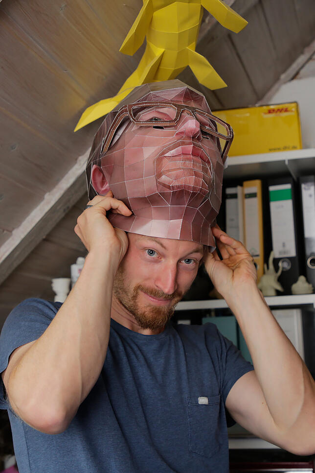 Ein echter Bastler gestaltet sich seine Halloween-Maske selbst: Wolfram Kampffmeyer mit einer Maske seines eigenen Gesichts.
