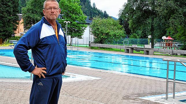 Schwimmmeister Olaf Schwandt muss sich noch gedulden, bis sich die ersten Badegäste im Aquatreff vergnügen. Über eine Öffnung soll ...