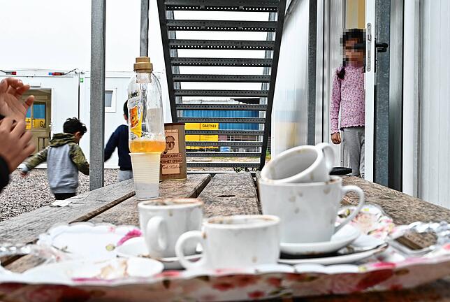 Mokka trinken im Regen. Die Formen des Kaffeesatzes verraten ihre Zukunft, erklären die Bewohner der Container-Siedlung. Dabei müssen ...