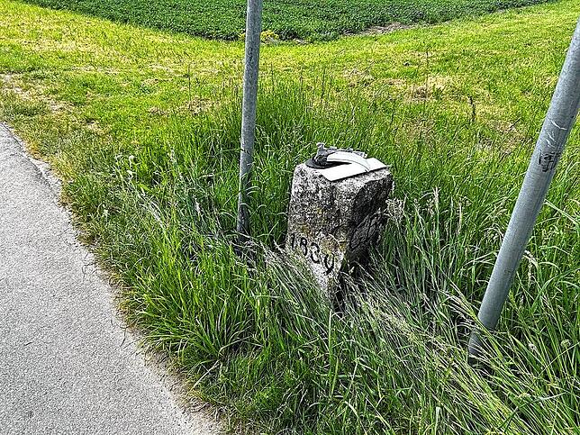 Kollision mit dem Grenzstein: Autofahrer kurvt in Schlangenlinien über Radweg zwischen Rielasingen und Ramsen.