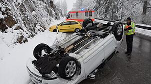 Verletzt wird die Fahrerin dieses weißen Dacia, als sich ihr Auto bei einem Winterunfall am Freitag (28. April 2017) auf der ...