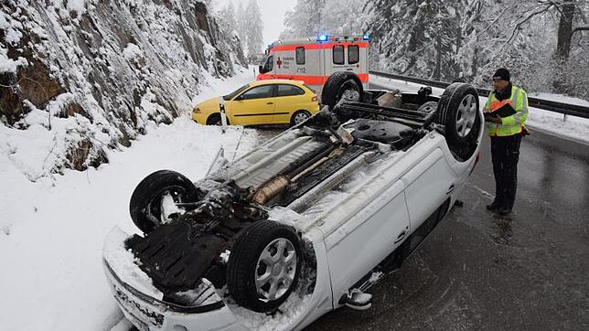 Verletzt wird die Fahrerin dieses weißen Dacia, als sich ihr Auto bei einem Winterunfall am Freitag (28. April 2017) auf der ...