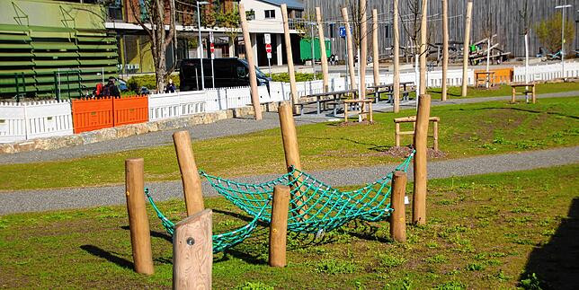 In Petershausen steht dieses Gebilde, deklariert als Kinderspielplatz.