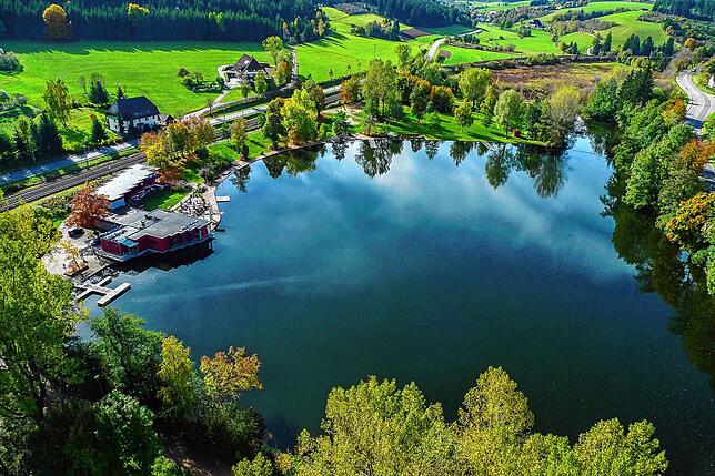 Eingebettet in idyllische Schwarzwaldlandschaft liegt der Klosterweiher in St. Georgen.