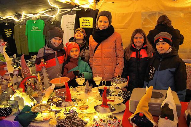 Finja, Mariella, Noel, Emilia, Theresa und Daniel am Stand auf dem Adventstreff.