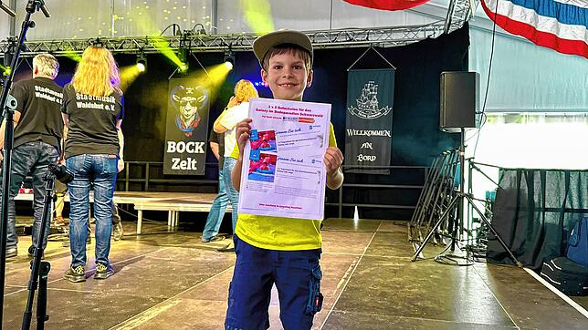 Maximilian mit der Losnummer 237 hatte Glück und zwei der Freikarten für das Badeparadies gewonnen.