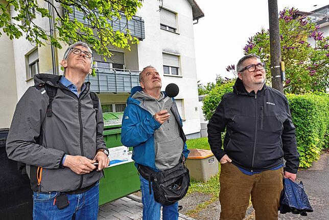 Glocken-Experte Johannes Wittekind (Mitte), Reiner Schulte (links) und Christian Thesen überprüfen die Glockentöne vor der Kirche. ...