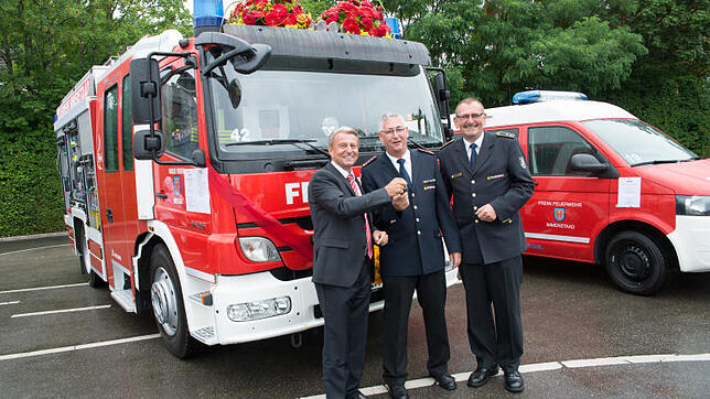 Anfang Juli überreichte Bürgermeister Jürgen Beisswenger symbolisch den Schlüssel für das neue LF 10 an Feuerwehrkommadant Claus ...