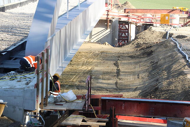 Der Bahndamm unterhalb der neuen Eisenbahnbrücke. Die Durchfahrtshöhe wird zukünftig 5,60 Meter betragen.