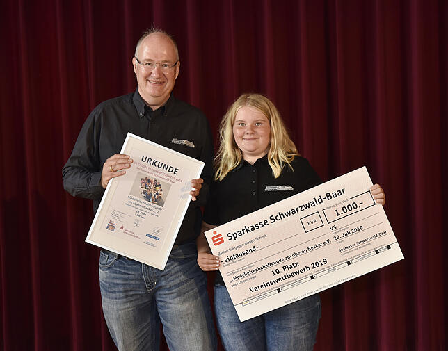 Jürgen und Annika Hauser von den Modelleisenbahnfreunden am oberen Neckar erhalten 1000 Euro für ein Naturschutzprojekt.