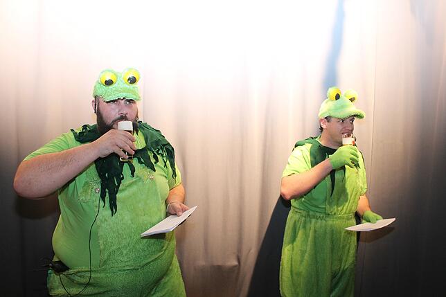 Endlich ein Bier! Die Frösche Wolfgang Weber und Sven Azevedo.