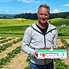 Wolfgang Hertell vom Bruderhof in Eigeltingen mit einem Korb frisch gepflückter Erdbeeren. Derzeit ist Hochsaison. Die Selbstpflücker ...