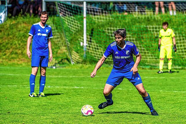 Bild 12: FC Weizen rettet sich durch das 2:1 beim SV Rheintal vor dem Direktabstieg &ndash; und wir haben Bilder!