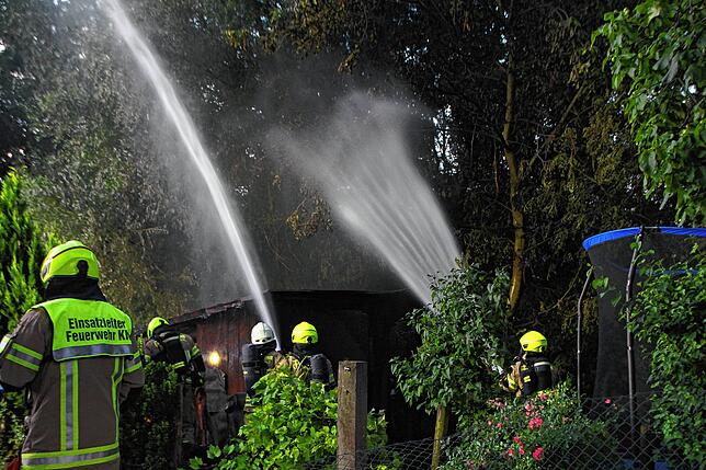 Die Feuerwehr sorgt mit dem Wasserstrahl auch dafür, dass sich die Flammen nicht durch glühendes Laub weiter verbreiten.