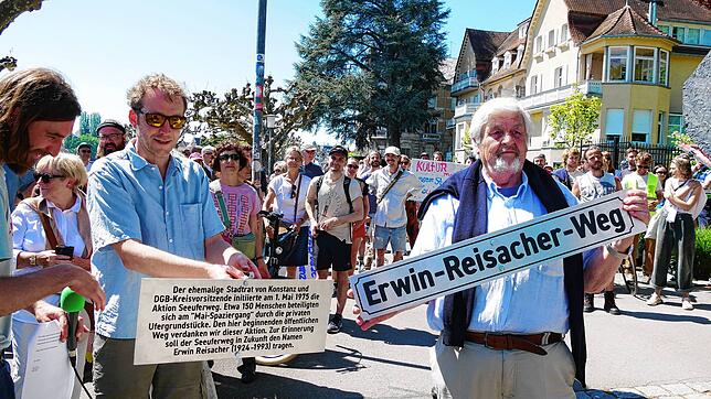 Florian Roth vom Jungen Forum Konstanz und Egenolf Löhr wollen den Seeuferweg umbenennen in Erwin-Reisacher-Weg.