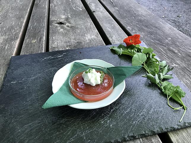 Kreation Kopitzki: kleines Caprese mit Gel und Schaum.