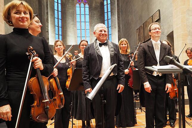 Auch im Frack macht Henry Greif eine gute Figur, hier neben Dirigent Achim Fiedler und dem Sinfonieorchester VS mit Konzertmeisterin ...