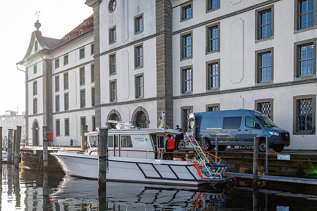 Ein Rettungsboot macht sich am Hafen in Staad in den frühen Morgenstunden auf den Weg zur Unfallstelle.
