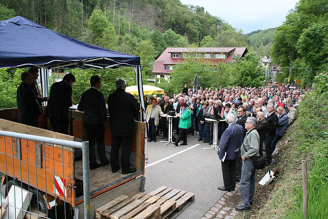 600 Personen demonstrieren 2016 für die Wiedereröffnung der Albtalstraße.
