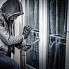 (Symbolbild) Ein Einbrecher hebelt ein Fenster auf. So auch geschehen zwischen Sonntag bis Dienstag in der Sierenmoosstraße.