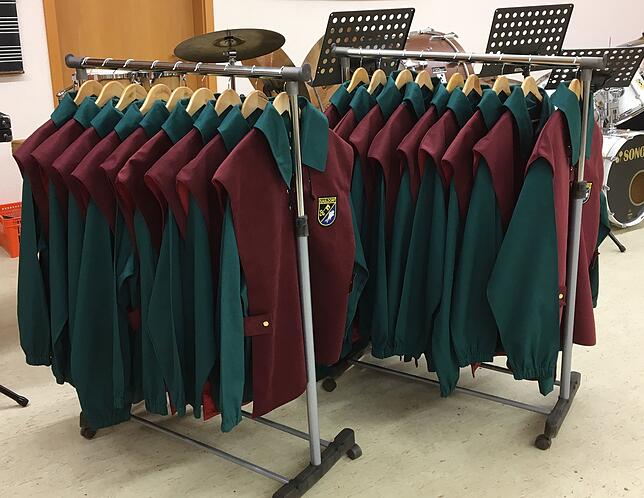So sieht das neue Musikerhäs auf der Stange aus: Die Farben Rot und Grün dominieren.