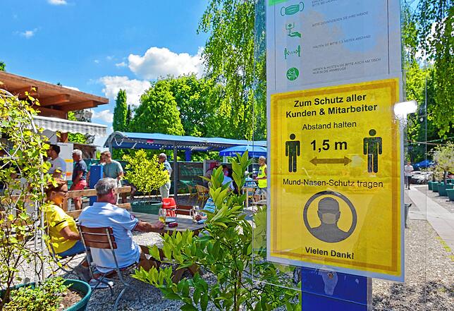 Hinweisschilder in den Gastronomiebetrieben des Städtdreiecks (auf unserem Bilder der Biergarten im Donaueschinger Park) machen die ...