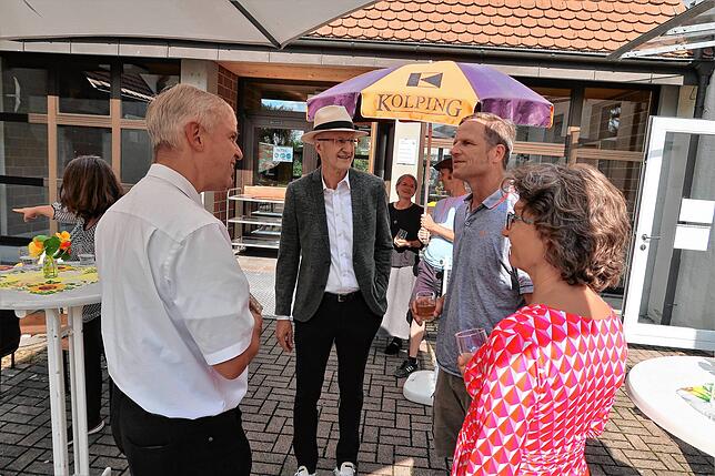 Beim Abschied (von links): Pfarrer Michael Lienhard, Pfarrer Rainer Stockburger von der evangelischen Kirche Stockach, Kay Schubert ...