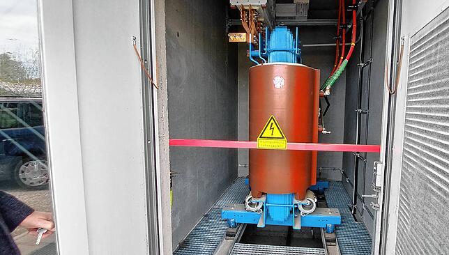 Vorsicht Lebensgefahr: Vier solcher Transformatoren wandeln die Ausgangsspannung der einzelnen Generatoren von 400 Volt auf 20.000 Volt ...