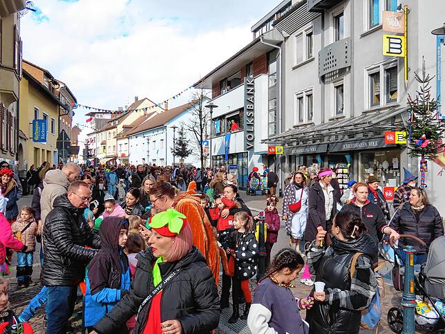 Der Nachmittag vom dritten Faißen hat ganz den Kindern gehört. Umzug und Ball, da sind neue Närrinnen und Narren für die Fasnacht ...