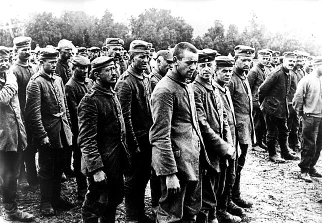 Für sie ist der Krieg vorbei: Eine Gruppe deutscher Soldaten, die während der großen Offensive im April 1918 an der Westfront in ...