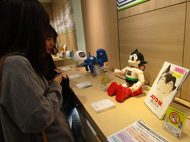 Der Roboter „Atom“ bezieht sich auf die Mangafigur „Astro Boy“.