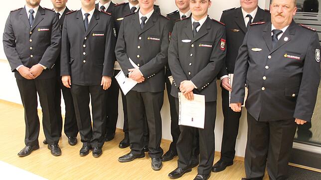 Beförderte Blumberger Feuerwehrkameraden (von links): Stefan Rath, Norbert Rösch, Michael Vetter,Thomas Hartmann, Christoph Sosinski, ...