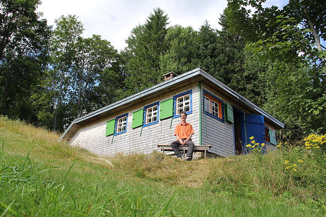 Grüne Fensterläden am Waldrand: In dieser Hütte lebte und schrieb Martin Heidegger, wenn er Freiburg hinter sich ließ. Heute gehört sie ...