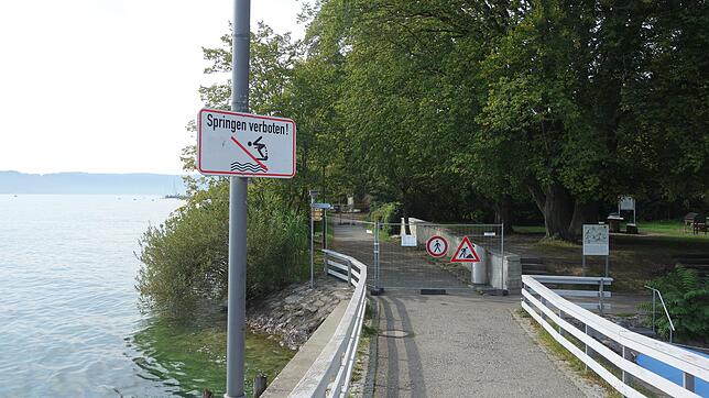 Nach der Brücke des Gondelhafens endet zurzeit der Spaziergang am Bodensee. Die Villengärten hinter dem Zaun werden umgebaut und sind ...