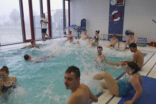 Die Freude am Wasser stand beim Schwimmtag im SBBZ der Stiftung St. Franziskus Heiligenbronn im Vordergrund.