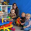 Erzieherin Jana-Maria Zimmermann mit den Krippenkindern der gelben Notbetreuungs-Gruppe. Wechselt ein Krippenkind in den Regelbetrieb, ...