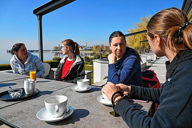 Hotelbesitzerin Alice Mittl (v.l) und die Flüchtlinge aus der Ukraine, Marharyty Sevina, Yuliia Yermonava und Iryna Oskalenko, sitzen ...