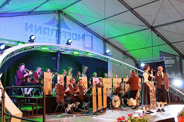 Ernst Hutter und die Egerländer Musikanten – Das Original bringen mehrere Zugaben, unter anderem "Auf der Vogelwiese".