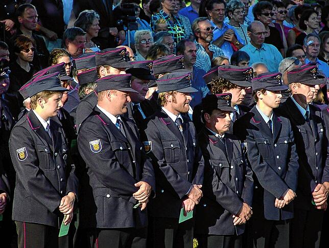 Die Helfer nach dem Flugzeugabsturz wurden mit unmenschlichem Leid konfrontiert. Das Bild zeigt junge Mitglieder der Feuerwehr bei einer ...