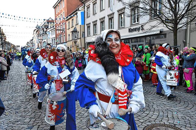 Bild 13: Fasnetmontag in Villingen: Bilder vom blau-weißen  Glonkiumzug