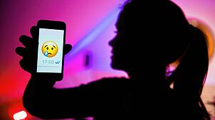 Die zunehmende Nutzung von Handys und Smartphones durch Schüler hat ihre Schattenseiten.